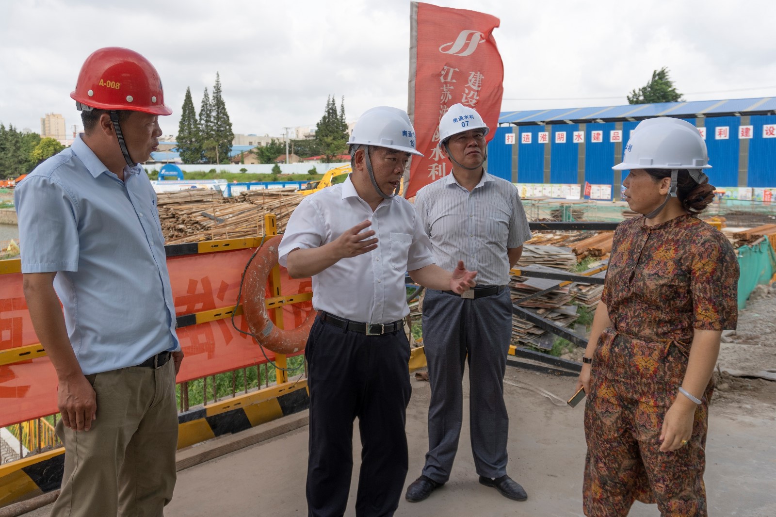8月9日下午，赵闻斌副市长检查节制闸防台工作1.jpg