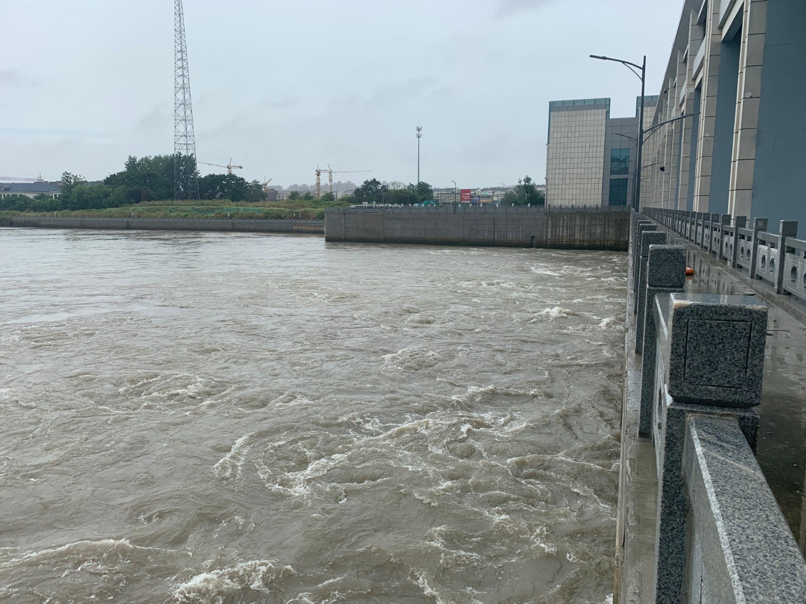 8月29日上午9时15分，通吕运河水利枢纽十孔全开，全力排水.jpg