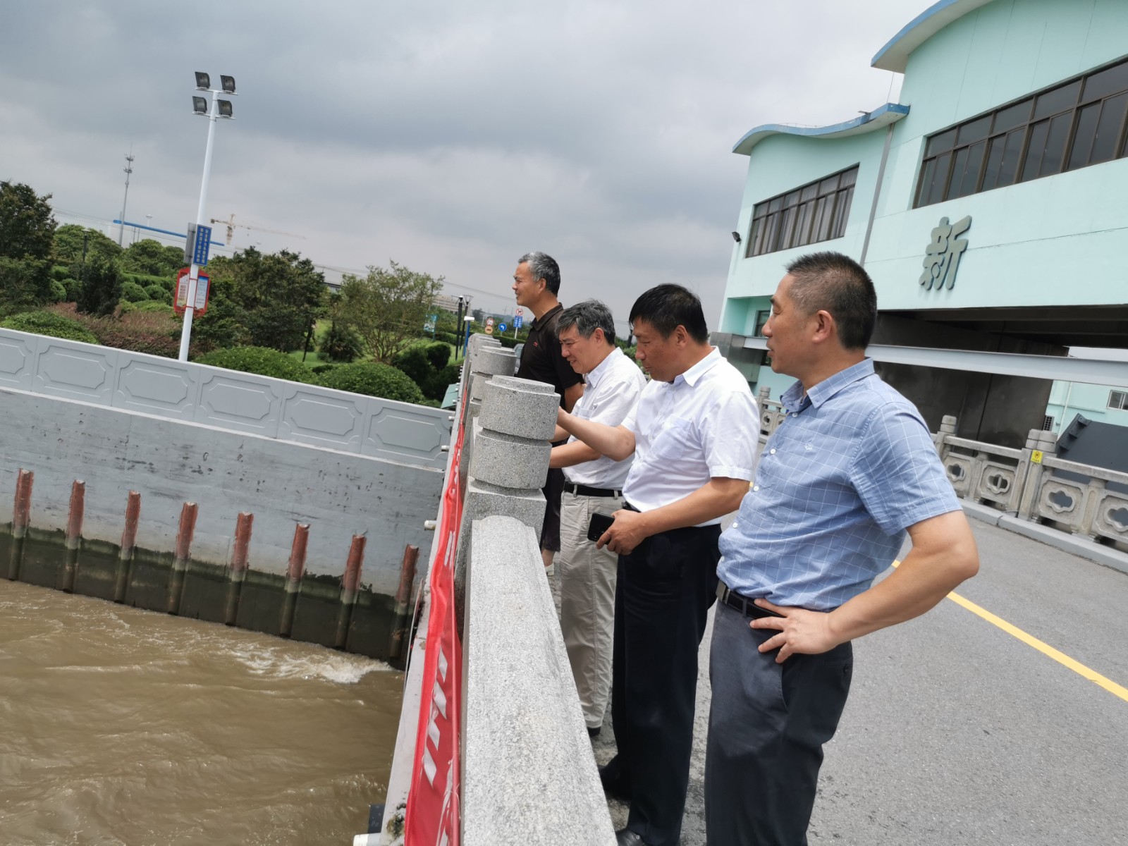 5防台排涝党员突击小分队现场推进新江海河闸排涝工作（28日中午）.jpg