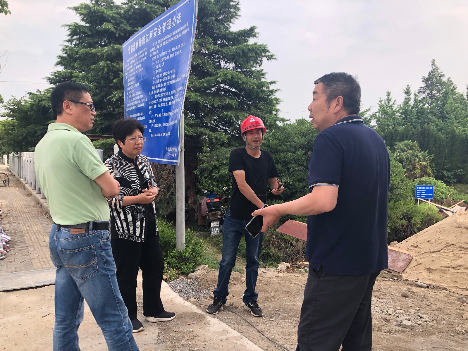 6月7日,市水利局党组副书记、副局长蔡莉现场推进营船港闸“通水”工作1.JPG 6月7日,市水利局党组副书记、副局长蔡莉现场推进营船港闸“通水”工作1.JPG