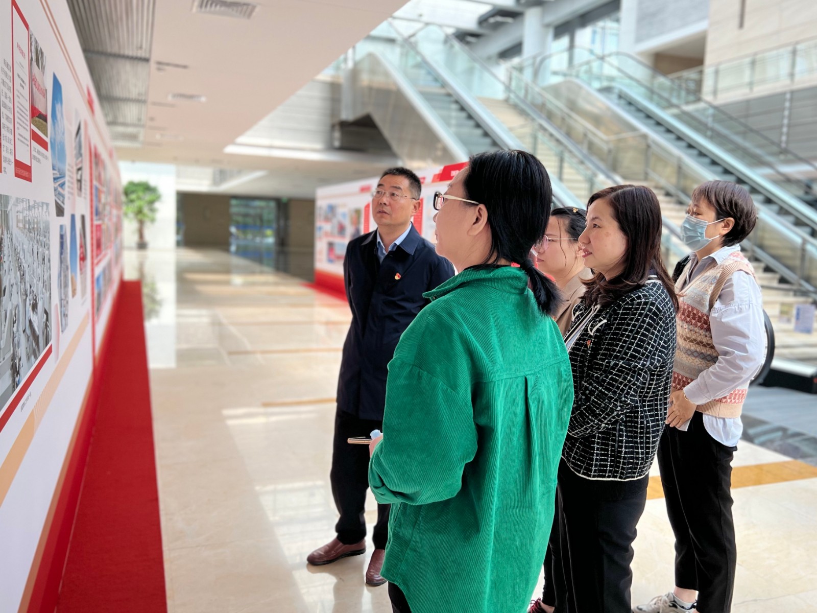参观“南通这十年”图片2.jpg